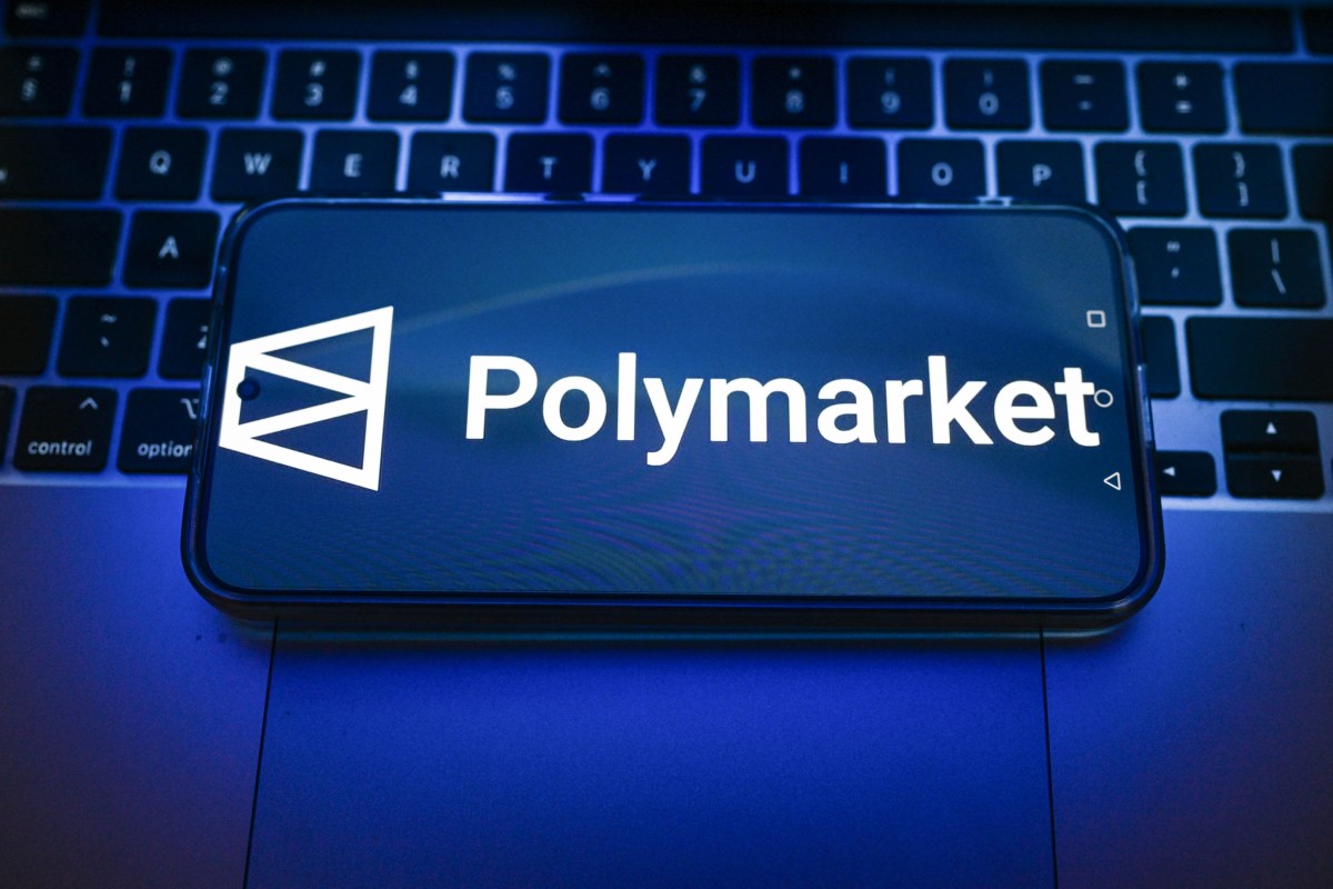 Polymarket teria pago criadores para publicar vídeos enganosos sobre apostas falsas.